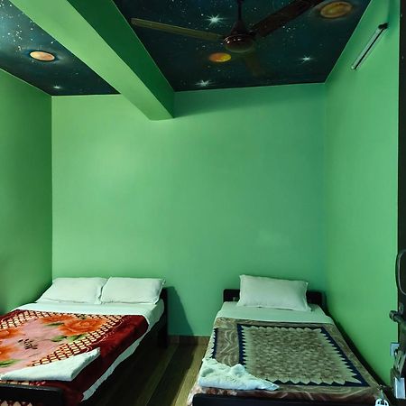 Harry Guest House & Restaurant Pokhara Exterior foto