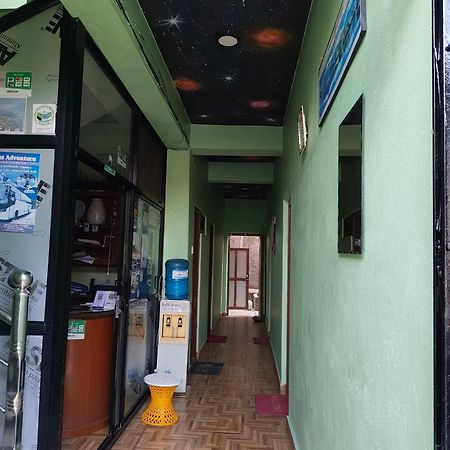 Harry Guest House & Restaurant Pokhara Exterior foto