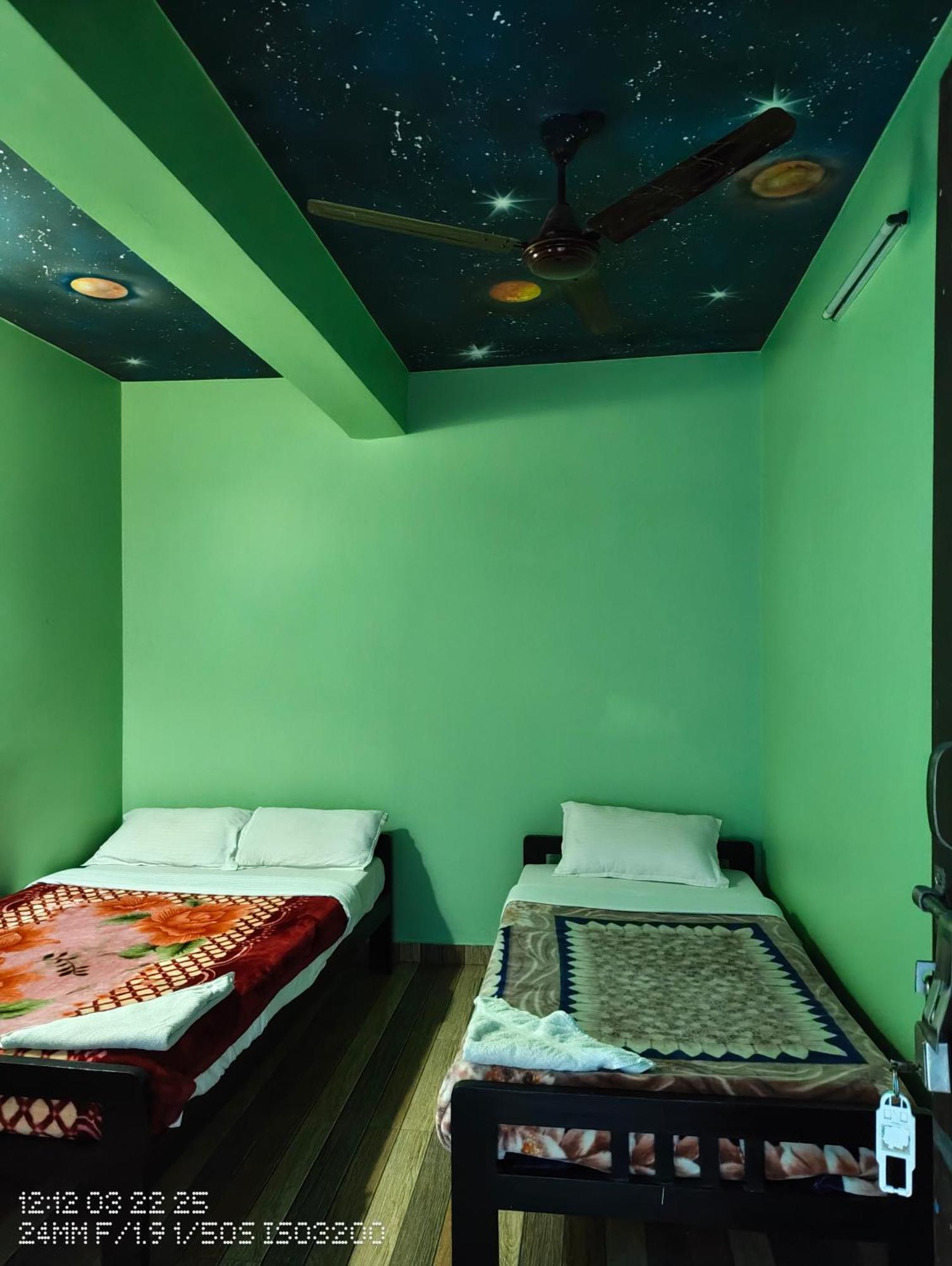 Harry Guest House & Restaurant Pokhara Exterior foto