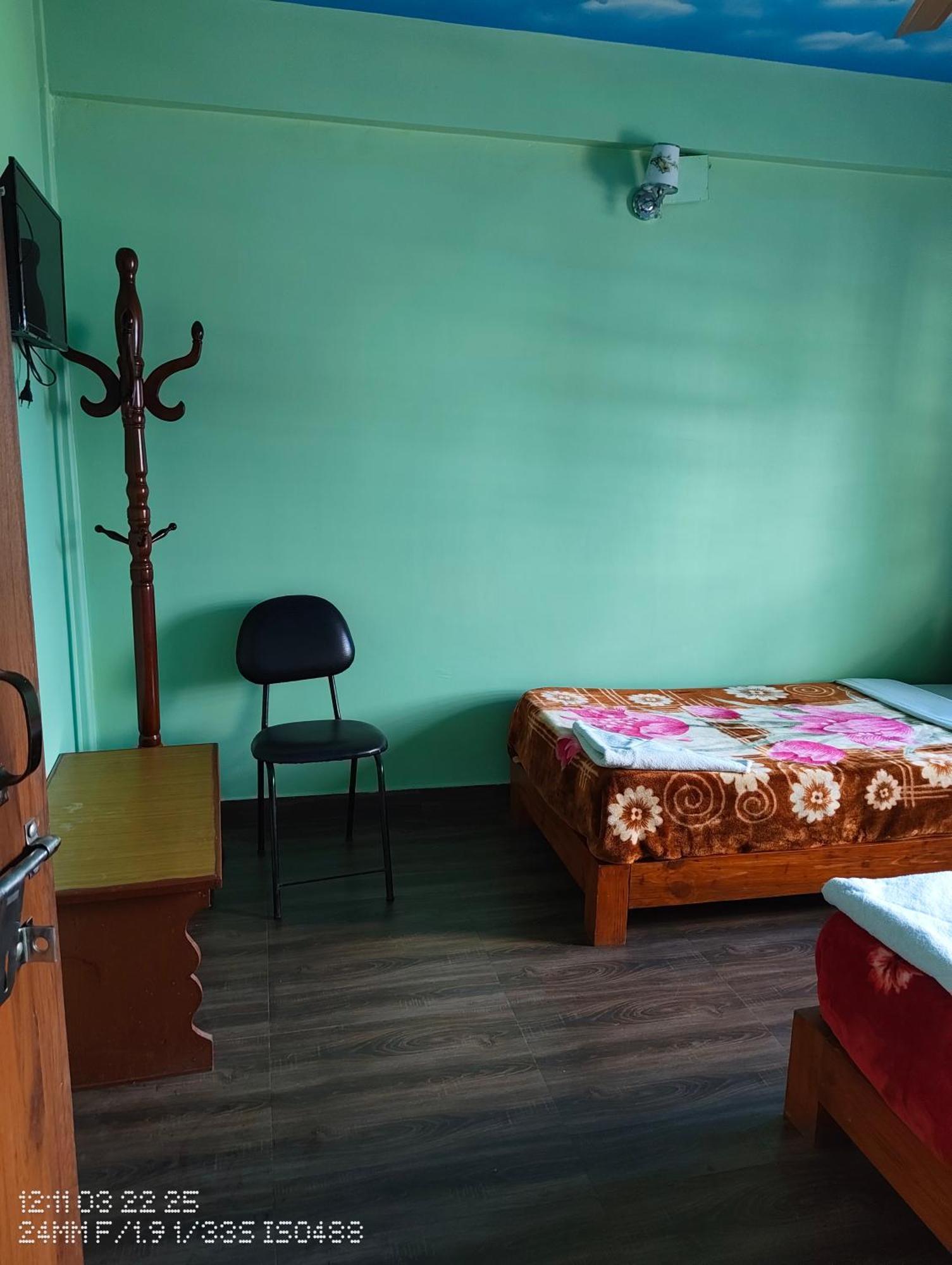 Harry Guest House & Restaurant Pokhara Exterior foto